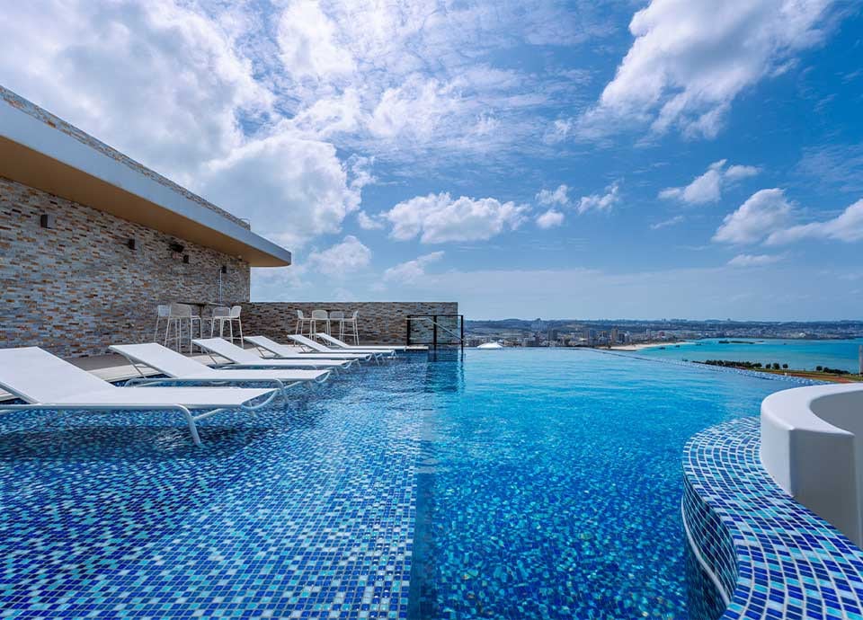 RIHGA Royal Resort Okinawa Chatan 頂樓無邊際泳池