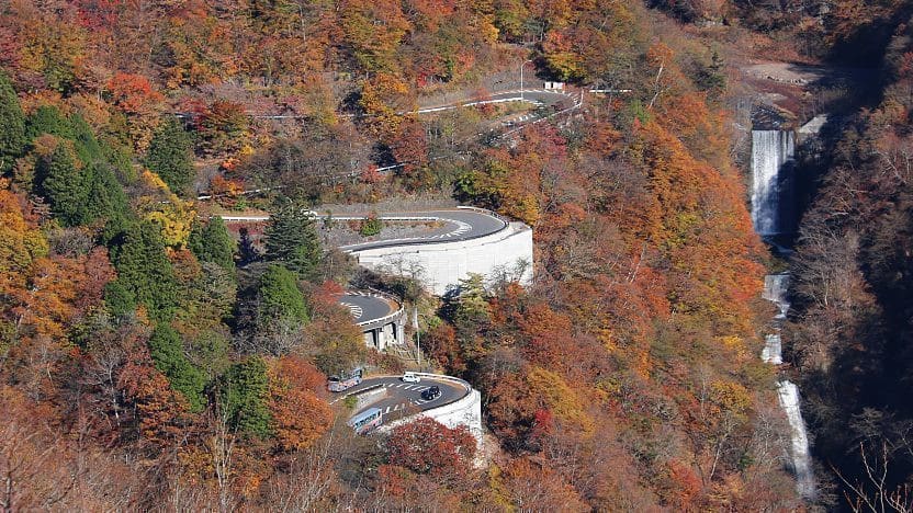 伊呂波山道:48個髮夾彎的紅葉漸層