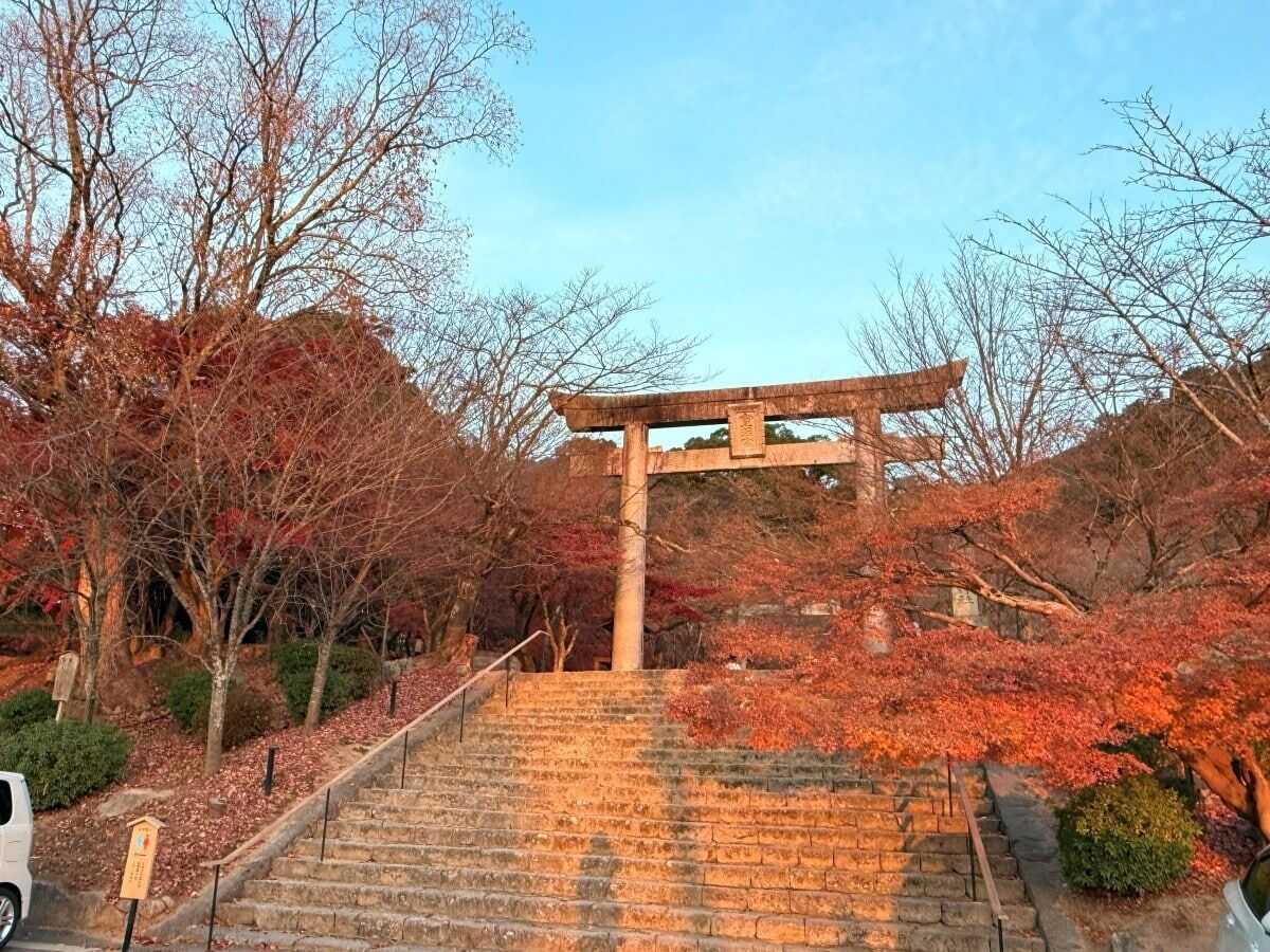 竈門神社:紅葉隧道包圍的戀愛聖地