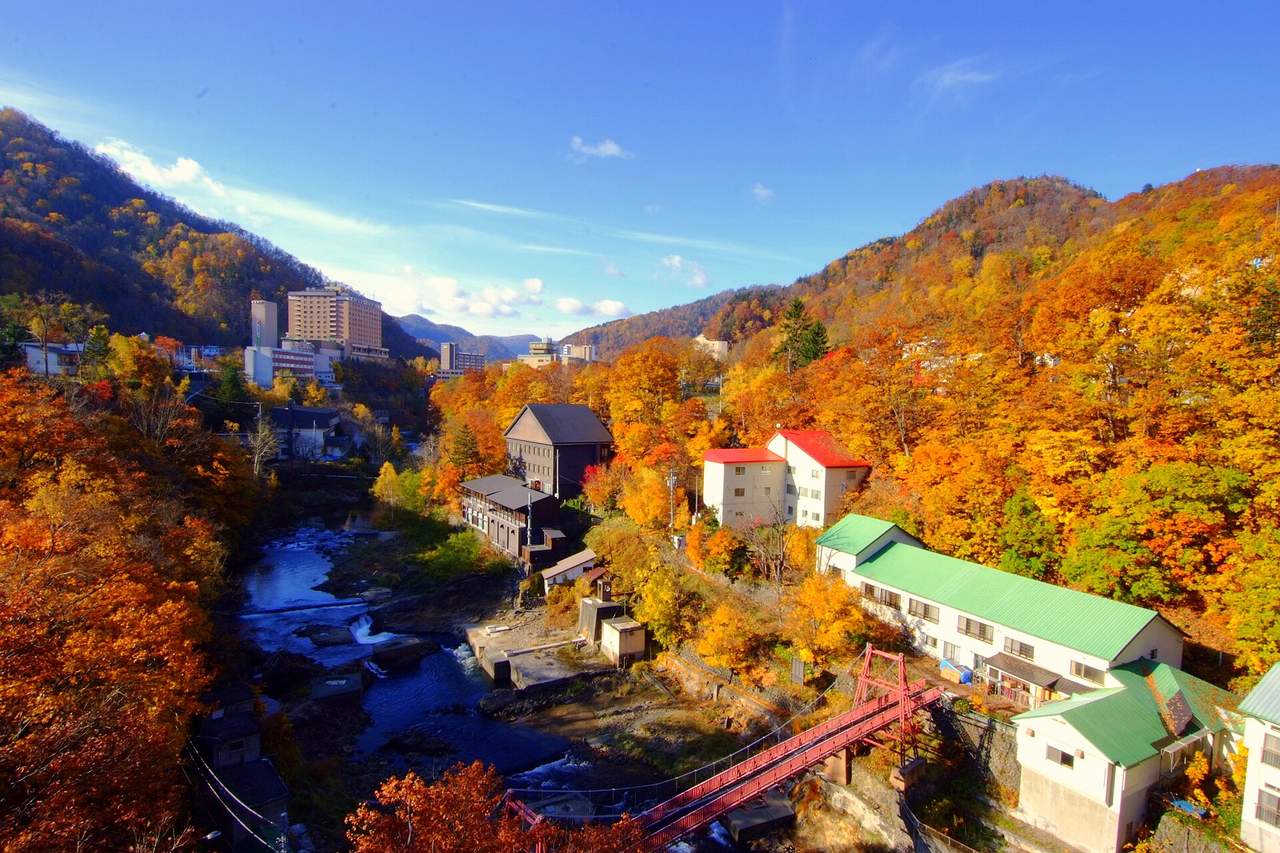紅葉溪谷：10月上旬到中旬的整片紅黃橙