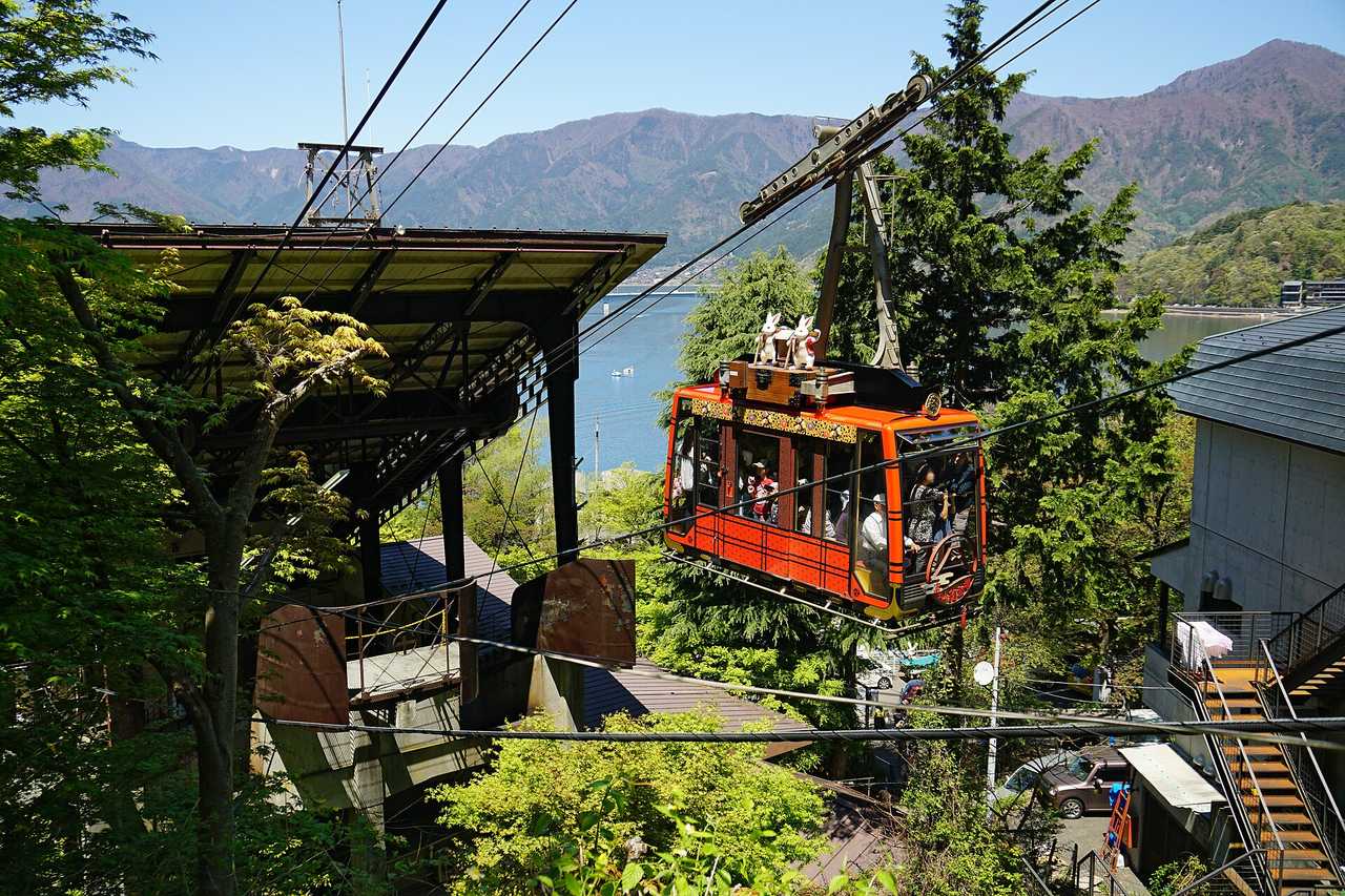 天上山全景纜車:俯瞰湖畔秋色全景