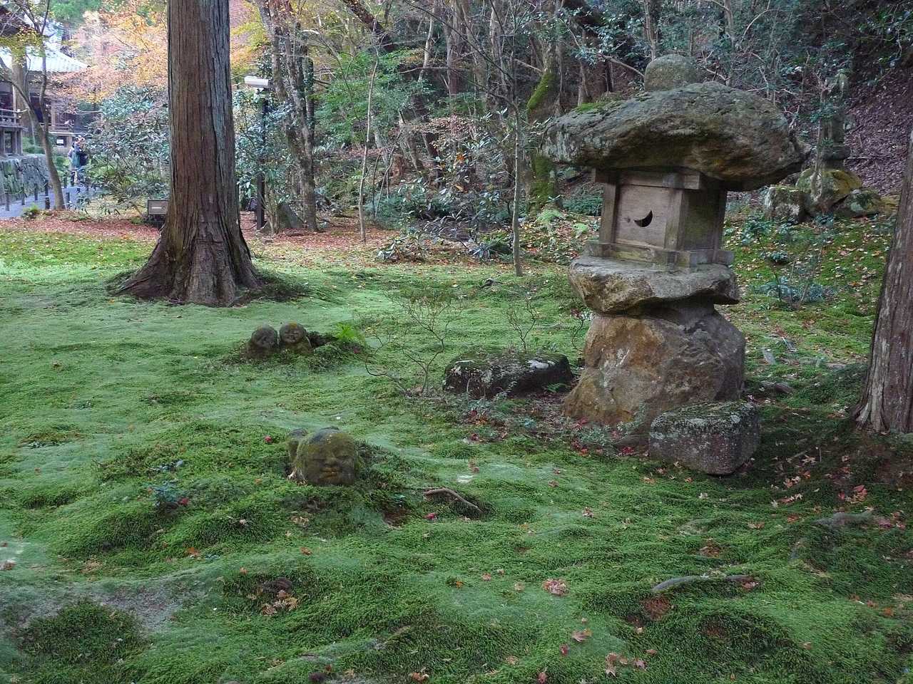 わらべ地藏:躲在苔蘚裡的微笑童地藏