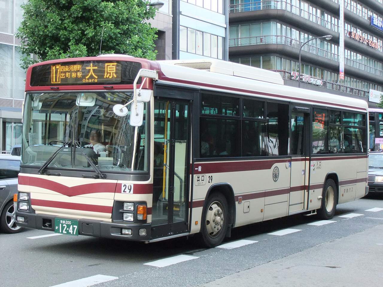 從京都車站搭京都巴士 73 或 83 號直達（最推薦）