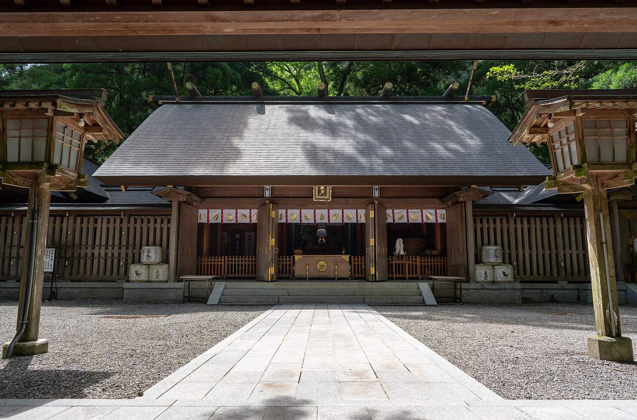天岩戶神社西本宮:隔著岩戶川遙拜御神體