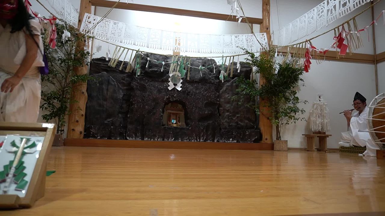 高千穗神樂拝観料:1,000日圓的一小時神話劇場