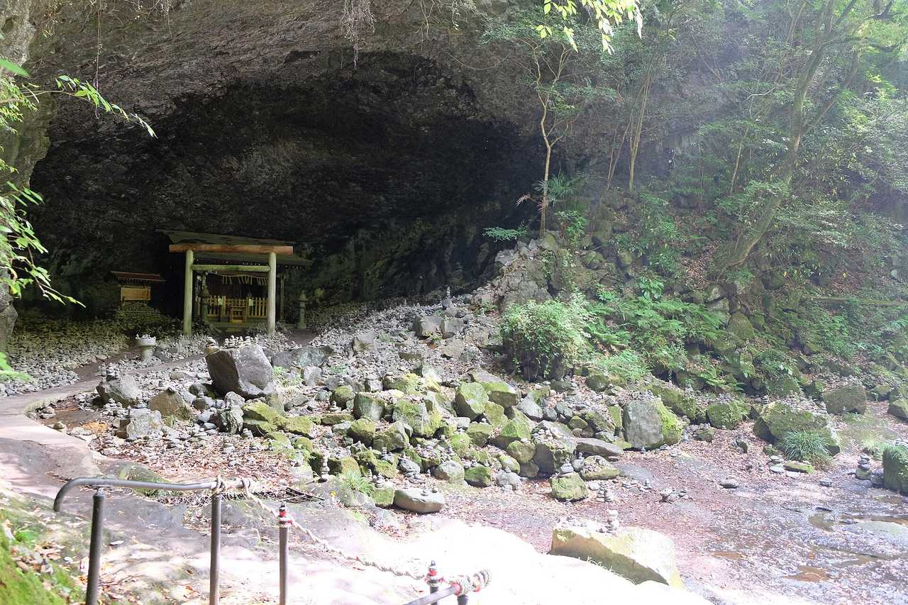 天安河原:八百萬神明商議的洞窟