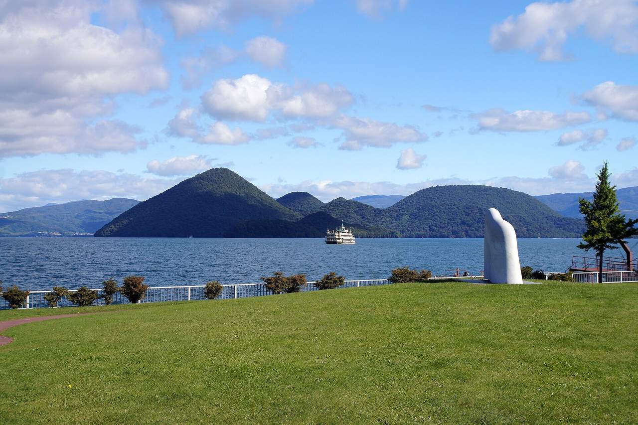 洞爺湖與湖心中島:近乎正圓形的破火山口湖