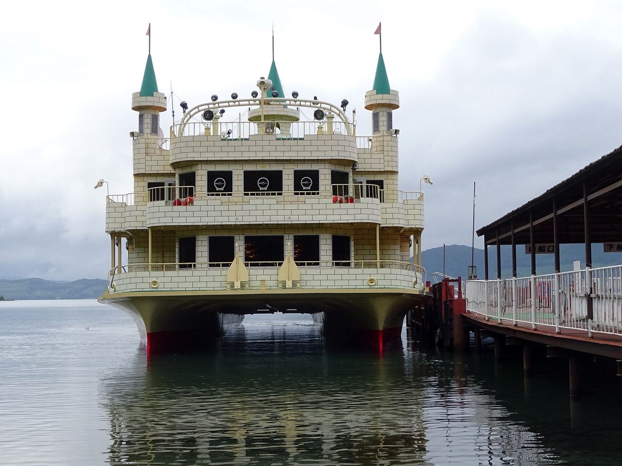 洞爺湖汽船:搭中世紀城堡造型遊覽船巡航中島