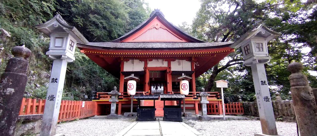 1368階・奧社嚴魂神社：岩壁上的天狗浮雕