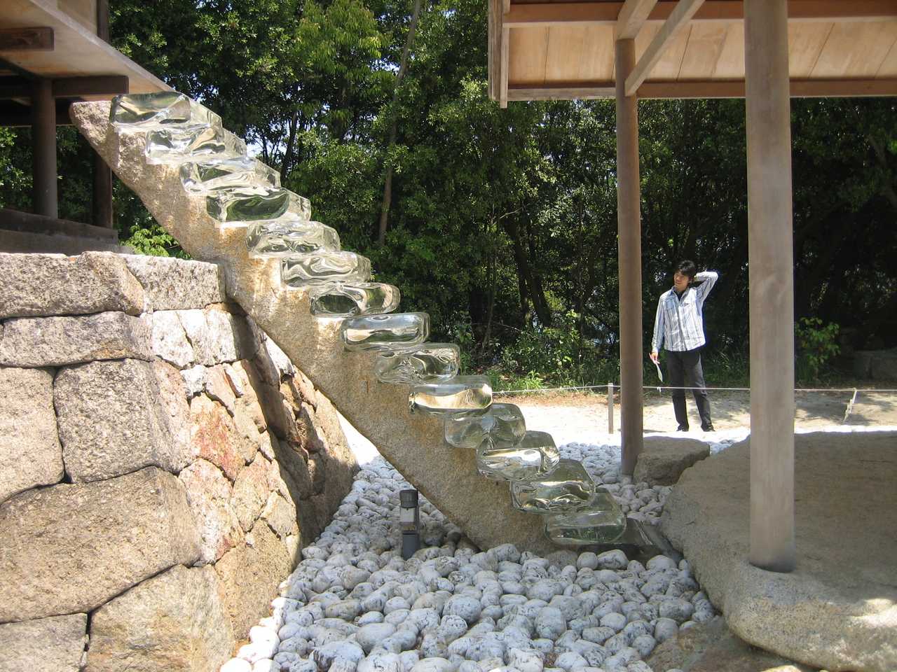 家計畫・護王神社:一道玻璃階梯連接地上與地下