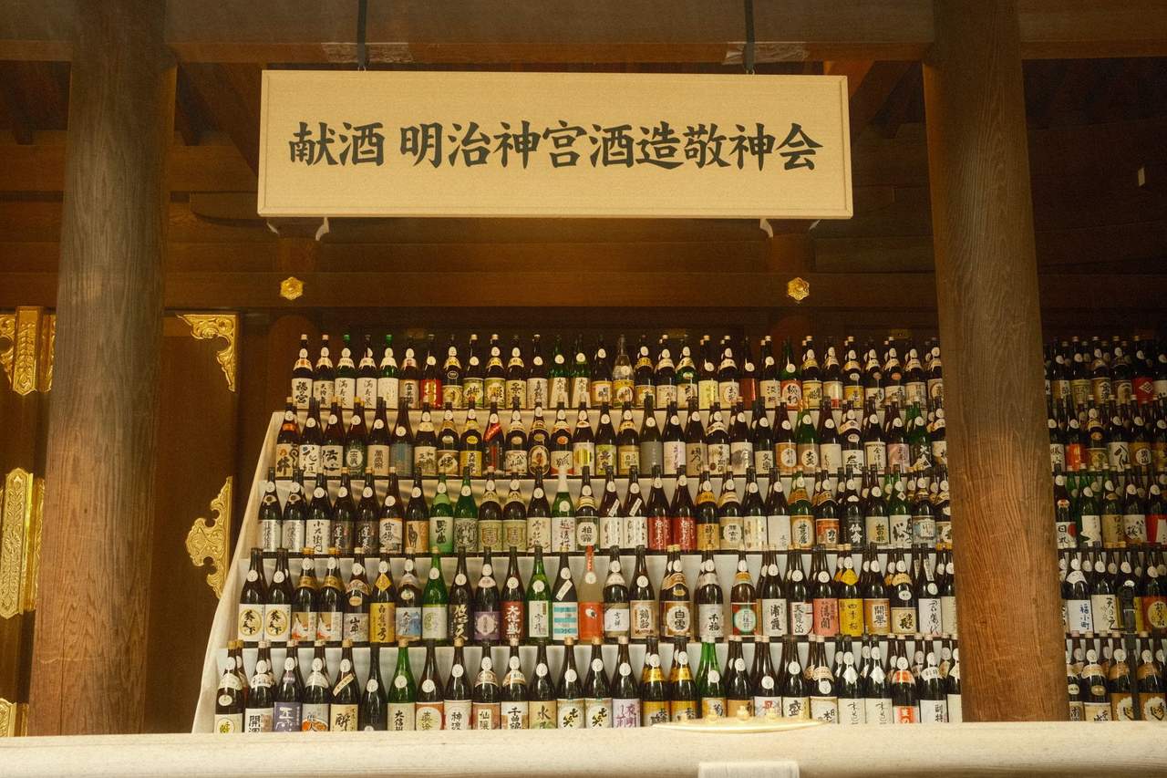 日本第一酒造之神：全國酒藏奉納的巨型酒樽牆