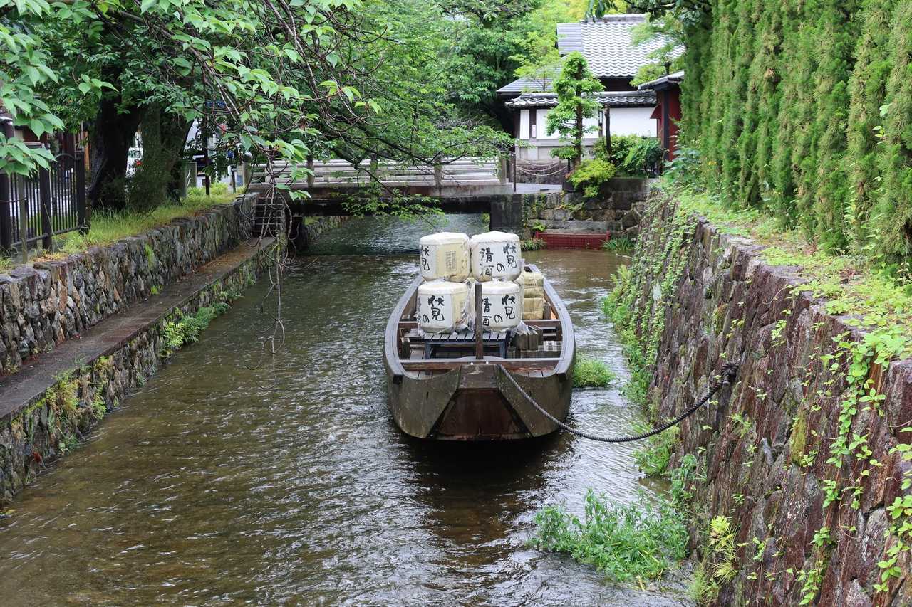 神幸祭（4/26）與還幸祭（5/17）：神輿渡桂川的船渡御