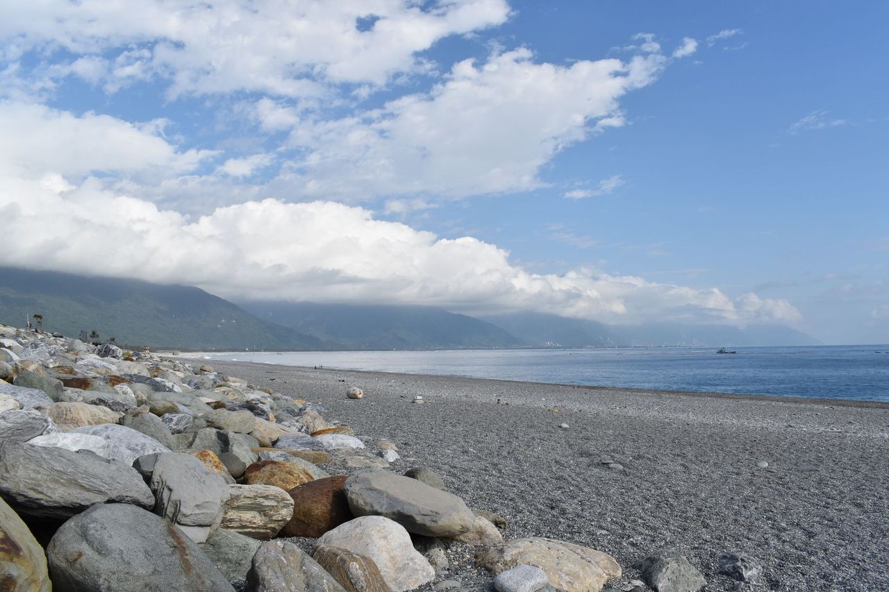 沙灘上的小石頭:低頭也有風景