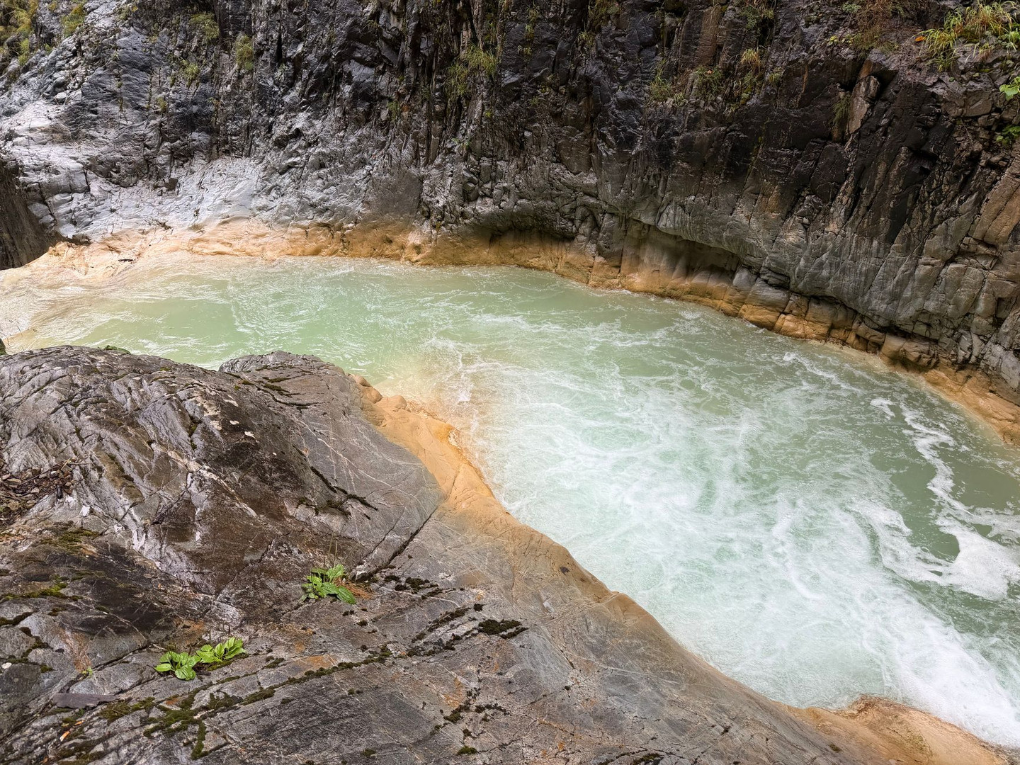 二世古溯溪與峽谷探險（Canyoning Tour）：跳水、滑水道與瀑布垂降的野性玩法