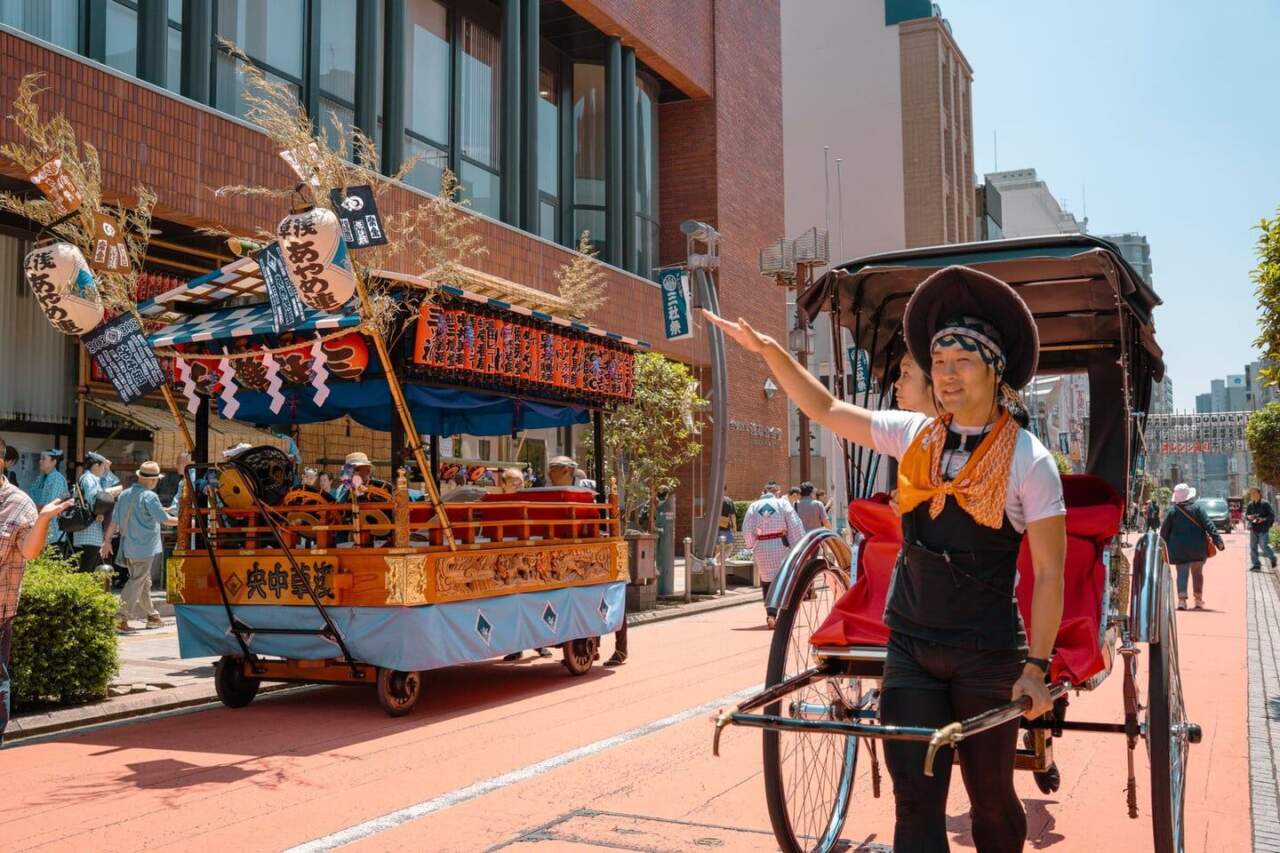 八幡坂人力車體驗:坡道美景的浪漫移動方式