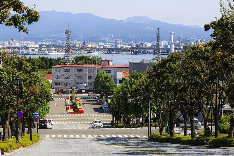 從函館基坂俯瞰函館灣的坡道景觀