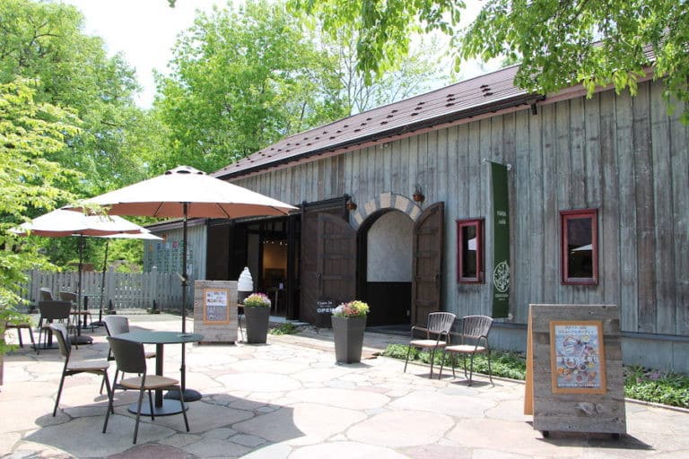 上野農場NAYA café舊穀倉改建的木造外觀與戶外座位