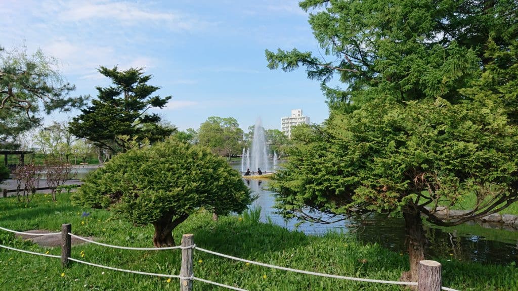 旭川常磐公園千鳥之池的噴泉與綠地