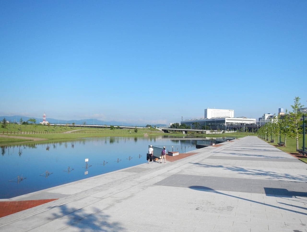 北彩都花園鏡池倒映藍天與旭川車站的水岸長廊