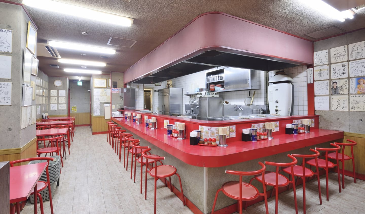 旭川梅光軒本店店內的紅色吧台座位