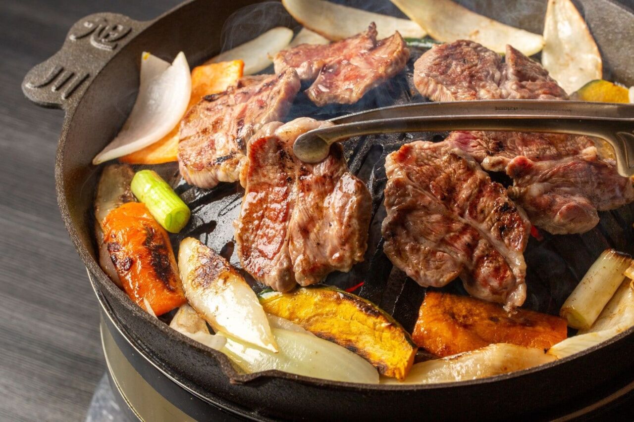 旭川成吉思汗大黒屋的烤羊肉鐵鍋