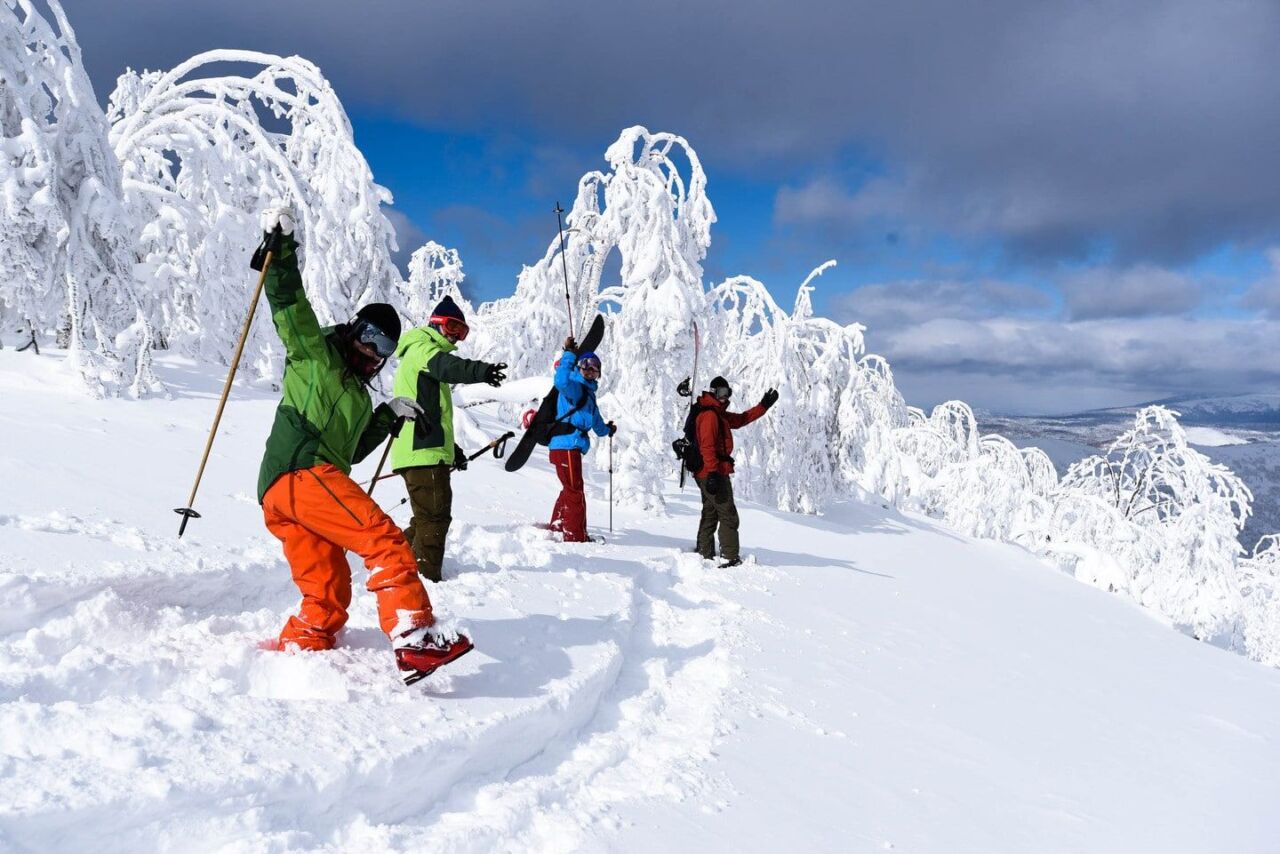 佐幌度假區冬季樹冰雪原與滑雪客