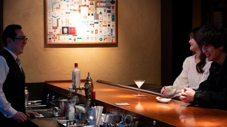 Soh's BAR 昏黃燈光下的木質吧檯