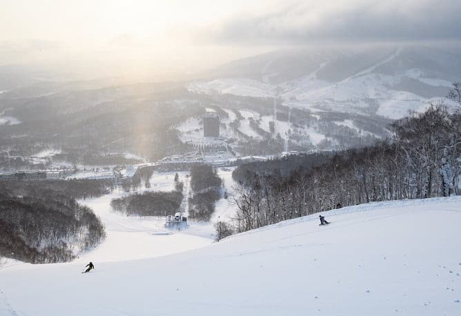 留壽都西山 West Mt. 雪道與山下度假村飯店群