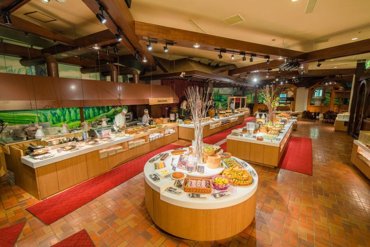 Oktoberfest 自助餐廳的取餐檯與 Chef's Kitchen