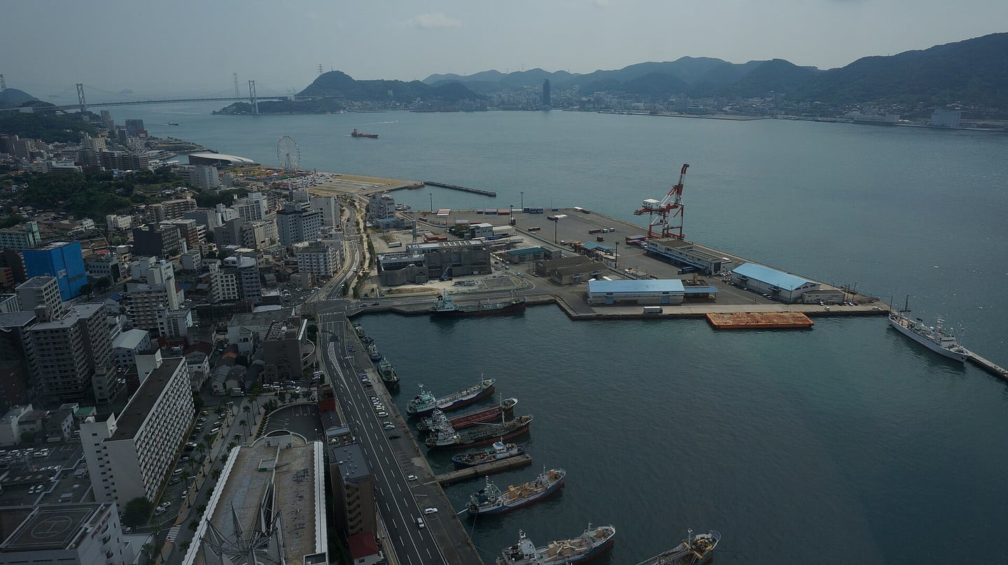 從門司港懷舊展望室俯瞰關門海峽與關門橋