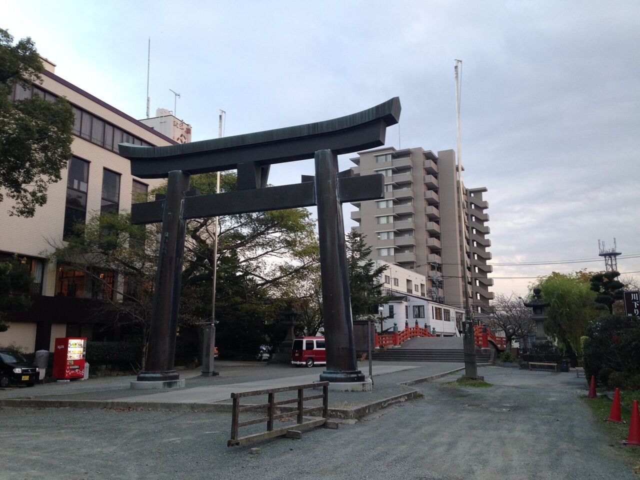三柱神社的青銅鳥居與欄干橋