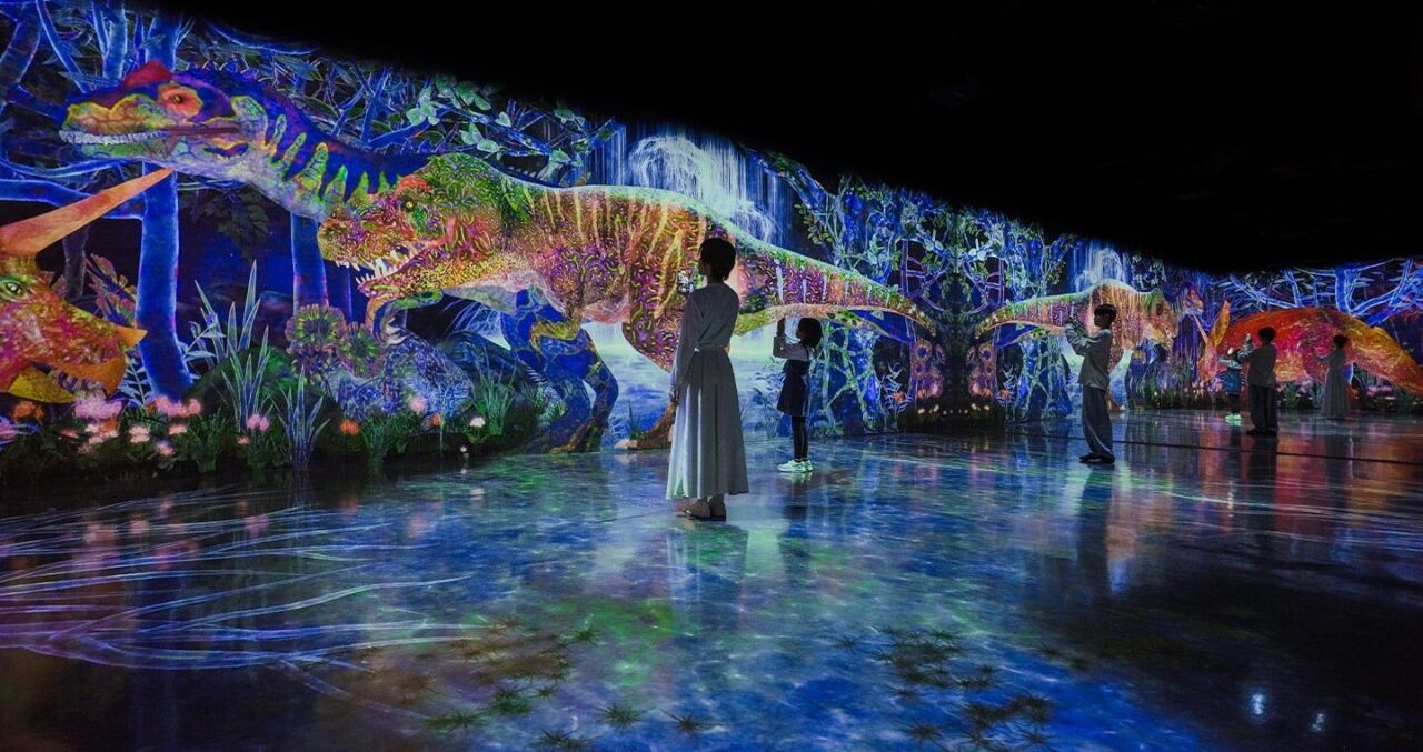 teamLab Forest 福岡館內的恐龍投影與倒映光影的地板