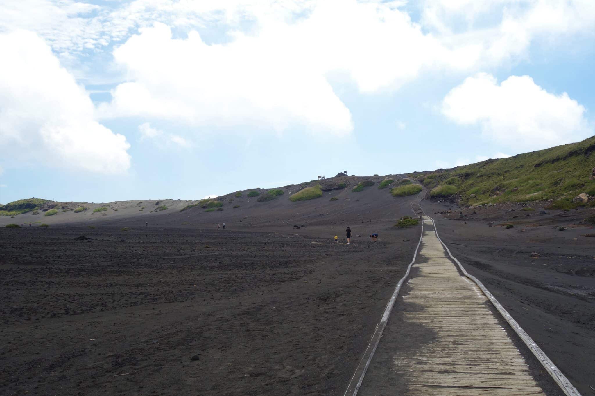 砂千里濱的黑色火山砂與木棧道