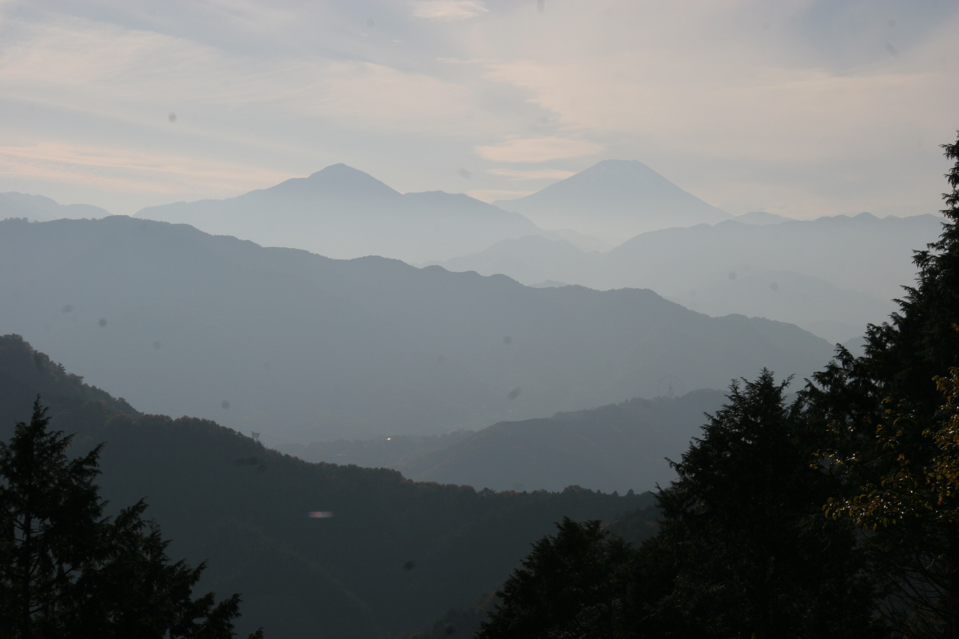 高尾山山頂:富士山與紅葉同框絕景