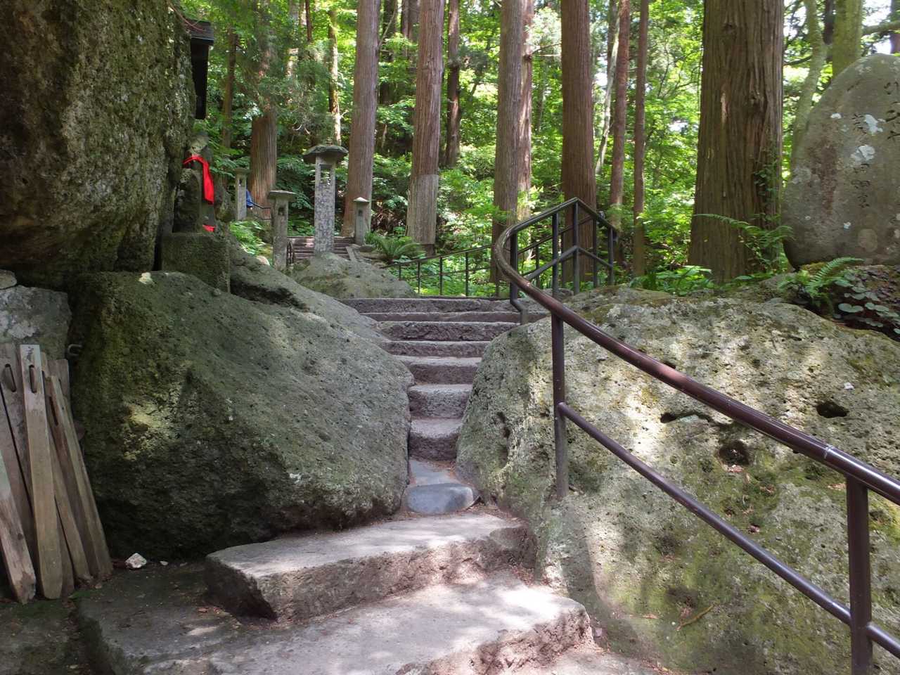 御神木與登山口:千階石階起點