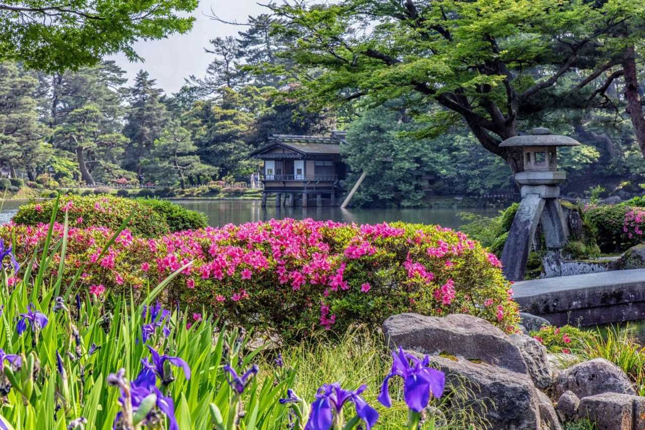 徽軫石燈籠與霞之池:兼六園代表畫面