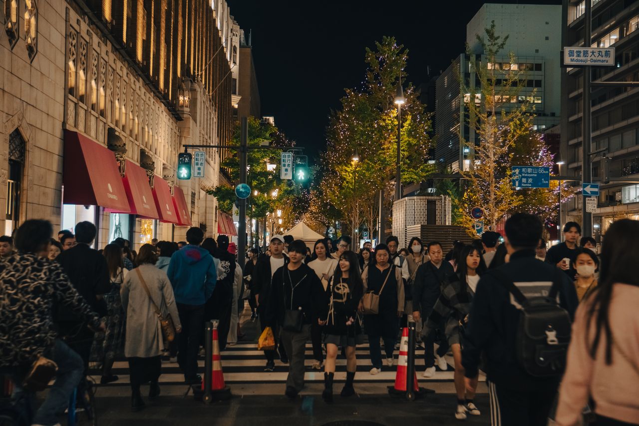 Midosuji Hikari-no-Kyoen Night Illumination Guided Walk: A Guide Leads You Through the Best Stretch