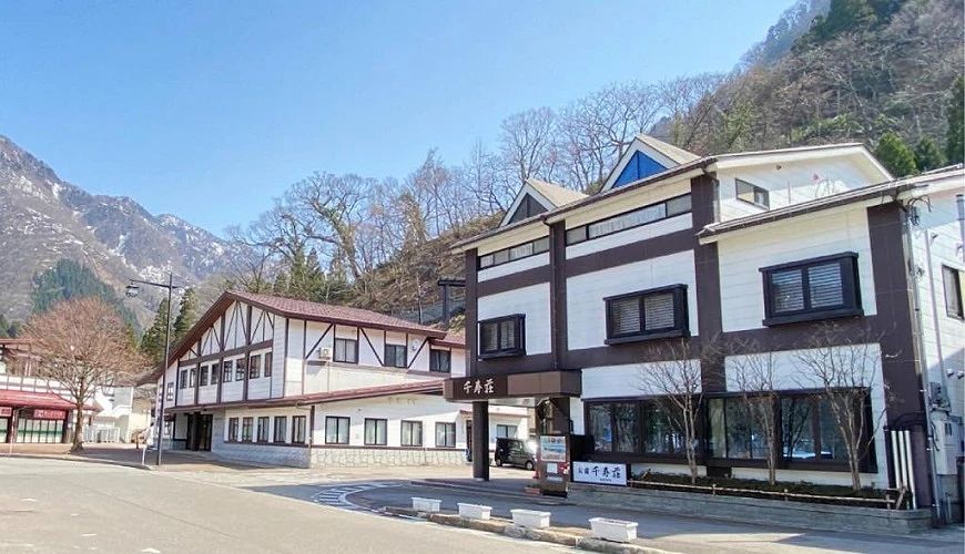 Omachi Onsen Village accommodation: luggage-forwarding base on the Nagano side