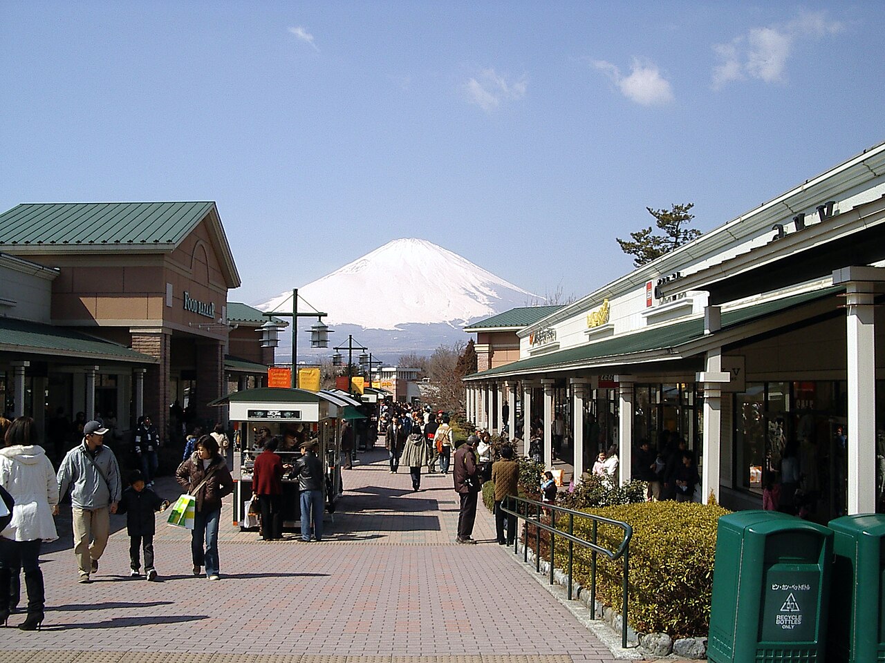 御殿場Premium Outlets園區與遠方的富士山