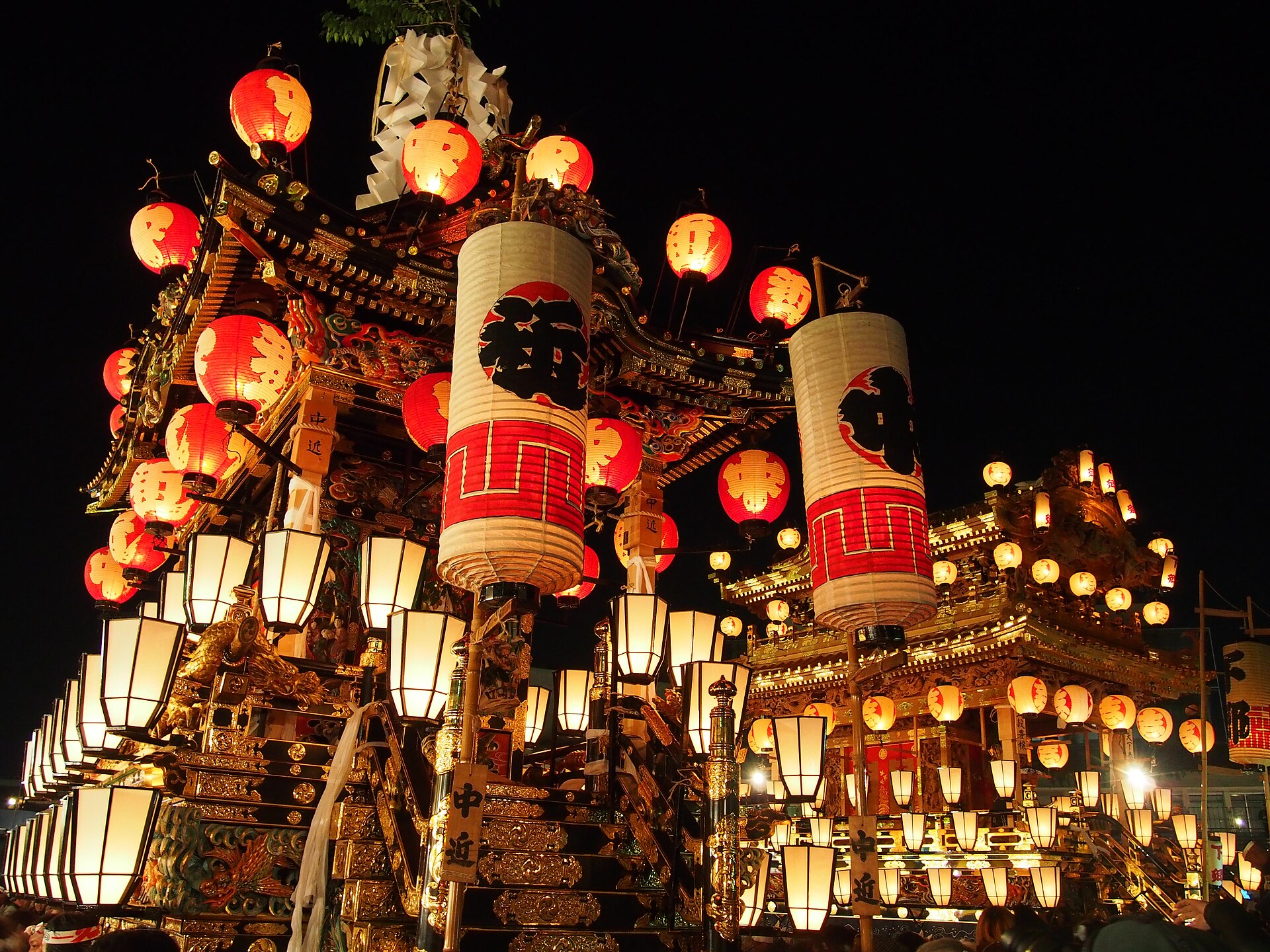 夜祭中的中近笠鉾與下郷笠鉾