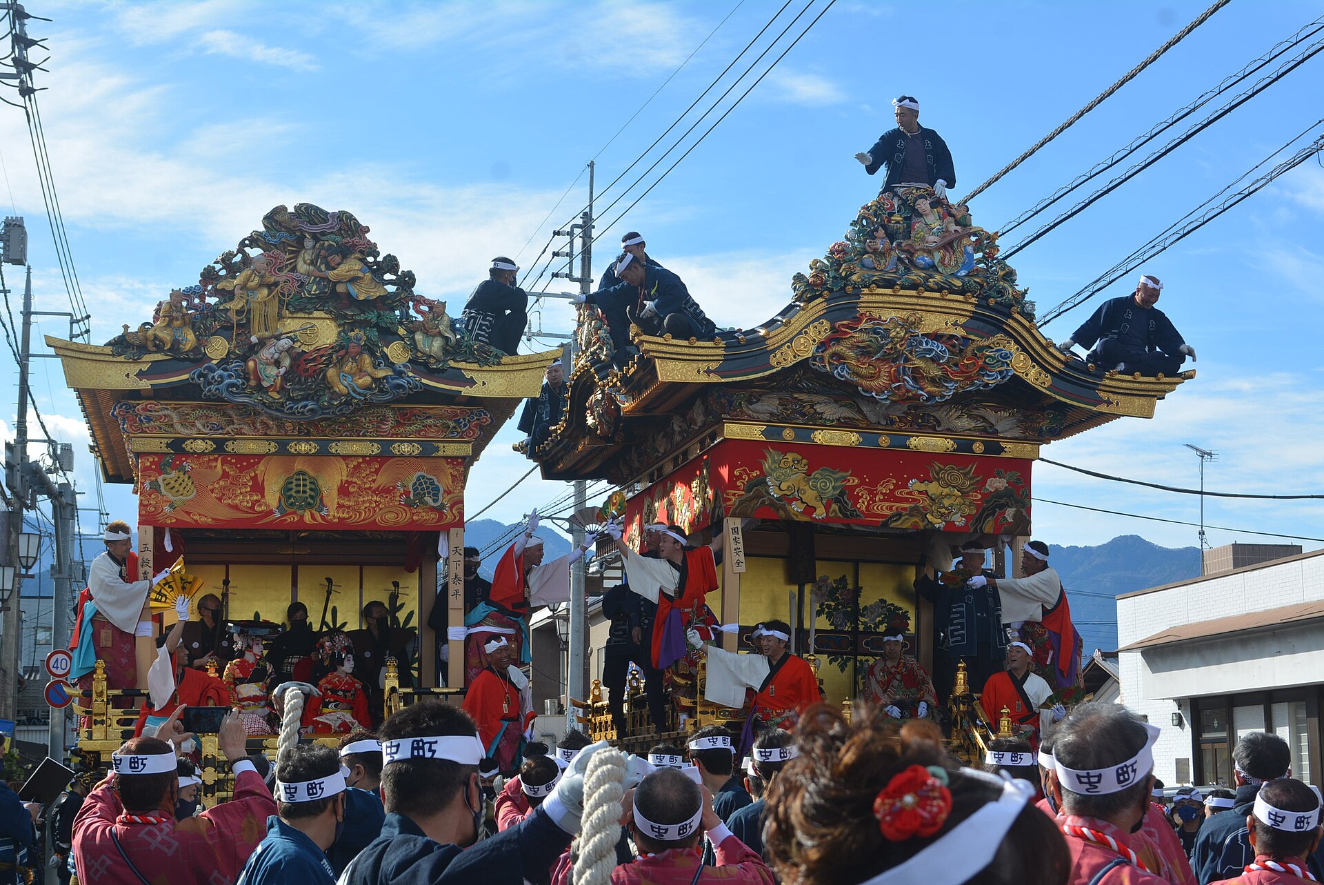 秩父夜祭中町與上町屋台在街上相遇