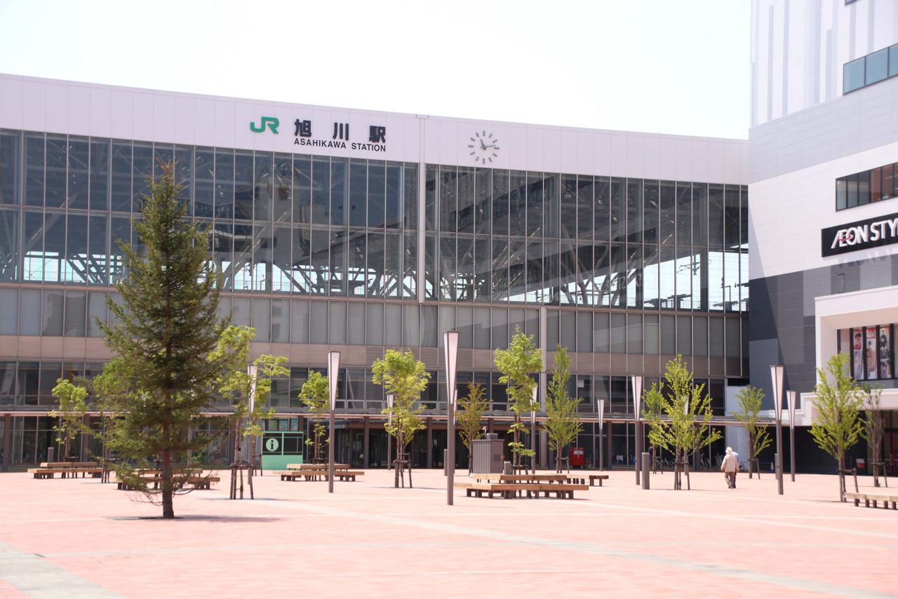 JR旭川站與站前廣場，右側為AEON Mall