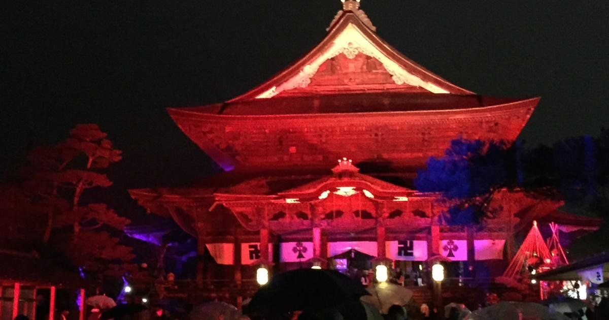 長野燈明祭期間點燈的善光寺